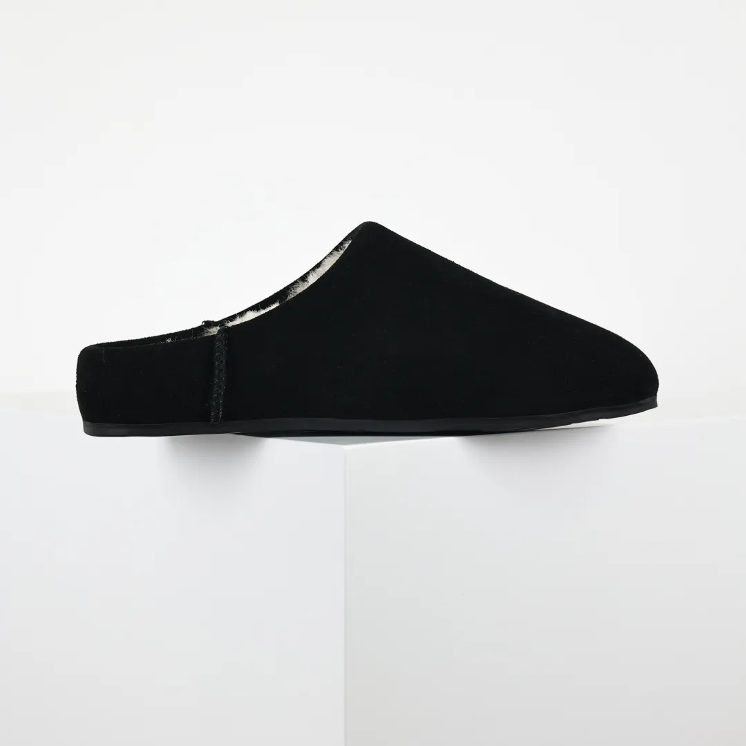 Local self-pickup💰560 Core recommended good price Independently developed original outsole, cashmere insole, keeping warm in winter, suitable for home use. In recent years, uug has launched a style series, which is partially skewed towards the preferences of young consumers, and has also been at the forefront of fashion trends. Shoe body material, water-repellent coated suede upper, 17mm UGGPURE™ implanted wool insole, lightweight non-slip and comfortable rubber outsole, with brand LOGO, complete packaging, size: 35 36 37 38 39 40